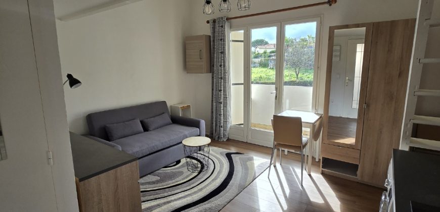 Réf DIAT/1. GOLFE JUAN Charmant studio meublé, climatisé, rénové de 17.87m² + mezzanine avec place de parking