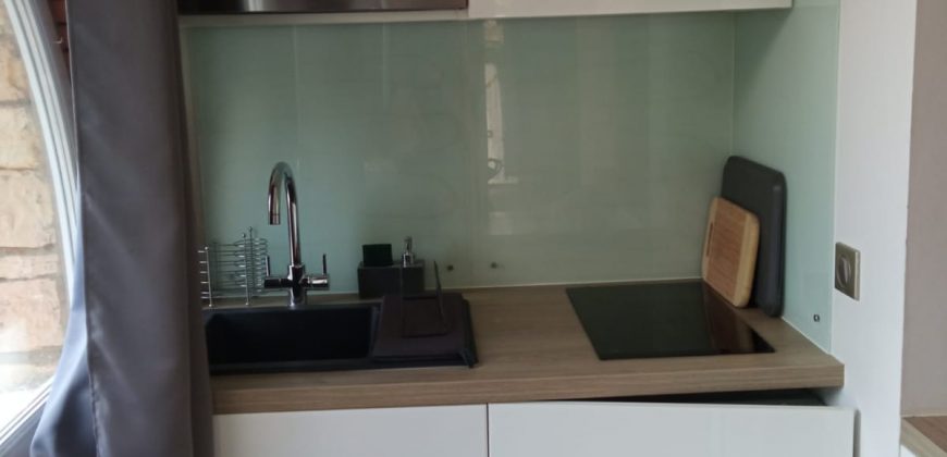 Réf MART/1. VALLAURIS, Charmant Studio meublé climatisé rénové, 24.22 + 9.50m² loggia, RDC exposition Sud avec Parking