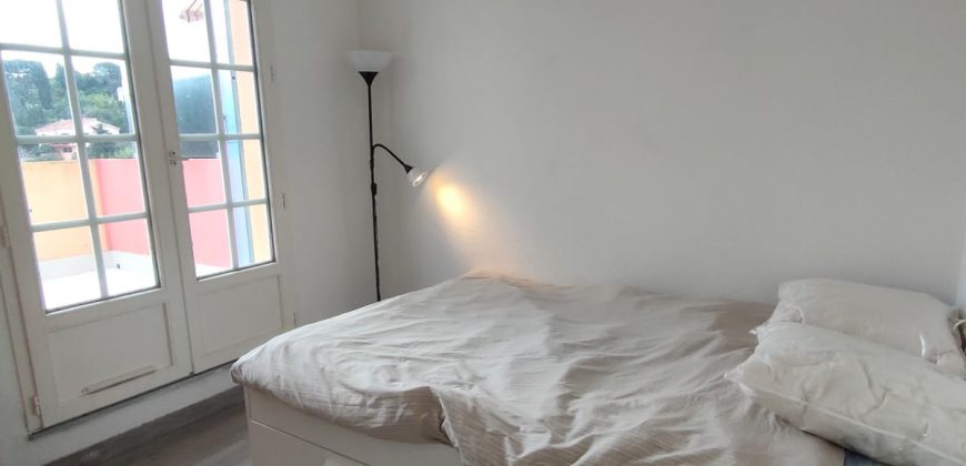 GUGL/1 Charmant 2P meublé, 29.06m²+terrasse 13.58m², climatisé, rénové, bien équipé, exposition Est avec parking privatif et piscine collective