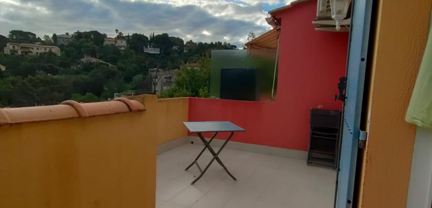 GUGL/1 Charmant 2P meublé, 29.06m²+terrasse 13.58m², climatisé, rénové, bien équipé, exposition Est avec parking privatif et piscine collective