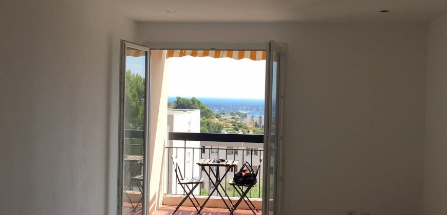 BOUL/1 – Vallauris Charmant 3P Vide 63.92m², 3ème étage sans ascenseur, expo Sud Vue Mer, cave et parking