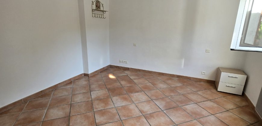 HAL/1 – Vallauris, Situé en bas de maison individuelle, 2P Vide 46.57m² traversant, terrasse privative et deux stationnements extérieurs sécurisés