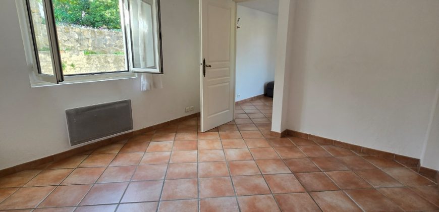 HAL/1 – Vallauris, Situé en bas de maison individuelle, 2P Vide 46.57m² traversant, terrasse privative et deux stationnements extérieurs sécurisés