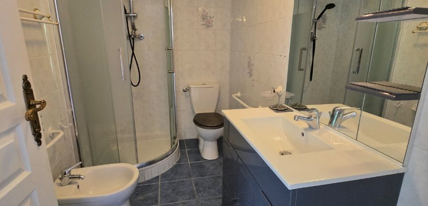 HAL/1 – Vallauris, Situé en bas de maison individuelle, 2P Vide 46.57m² traversant, terrasse privative et deux stationnements extérieurs sécurisés