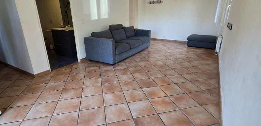 HAL/1 – Vallauris, Situé en bas de maison individuelle, 2P Vide 46.57m² traversant, terrasse privative et deux stationnements extérieurs sécurisés