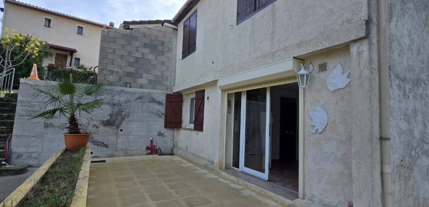 HAL/1 – Vallauris, Situé en bas de maison individuelle, 2P Vide 46.57m² traversant, terrasse privative et deux stationnements extérieurs sécurisés