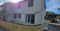 HAL/1 – Vallauris, Situé en bas de maison individuelle, 2P Vide 46.57m² traversant, terrasse privative et deux stationnements extérieurs sécurisés