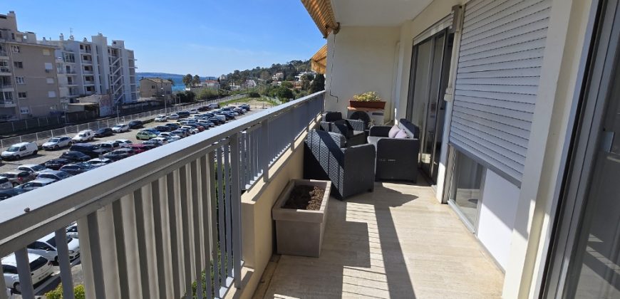 MAC/1 – Spacieux 2P meublé, climatisé, 43.92m², 3ème étage, bel aperçu mer plein Sud, proche centre ville