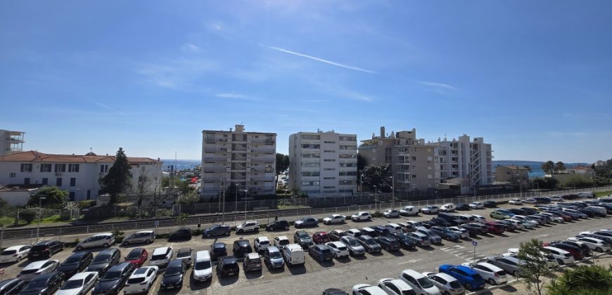 MAC/1 – Spacieux 2P meublé, climatisé, 43.92m², 3ème étage, bel aperçu mer plein Sud, proche centre ville