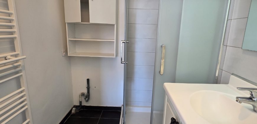 MAC/1 – Spacieux 2P meublé, climatisé, 43.92m², 3ème étage, bel aperçu mer plein Sud, proche centre ville