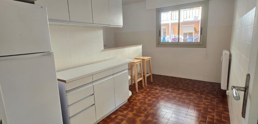 LER/LC – Golfe Juan, Spacieux appartement OU local commercial, 97.17m², vide, 1er étage, Traversant