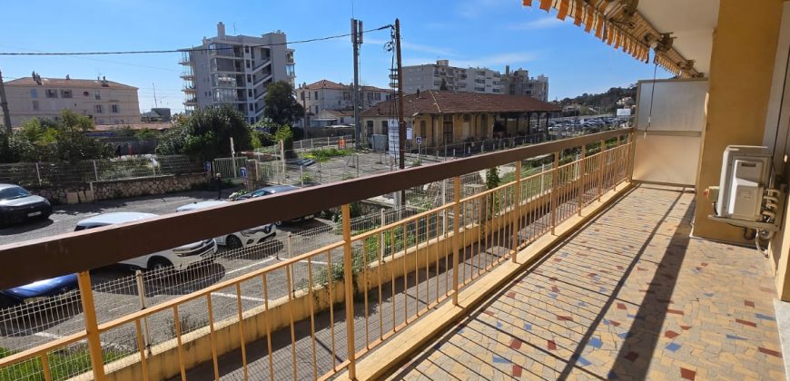 LER/LC – Golfe Juan, Spacieux appartement OU local commercial, 97.17m², vide, 1er étage, Traversant