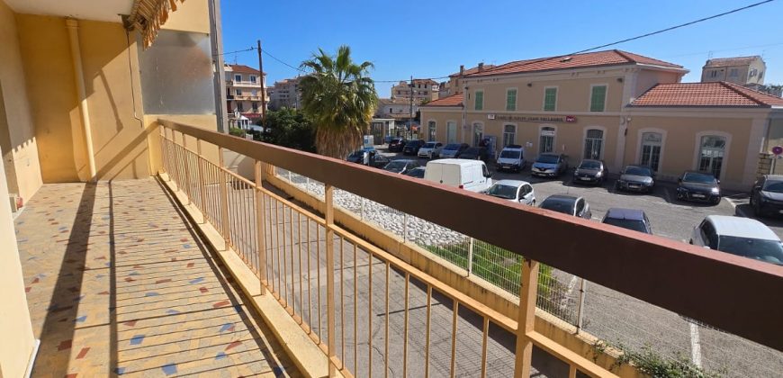 LER/LC – Golfe Juan, Spacieux appartement OU local commercial, 97.17m², vide, 1er étage, Traversant