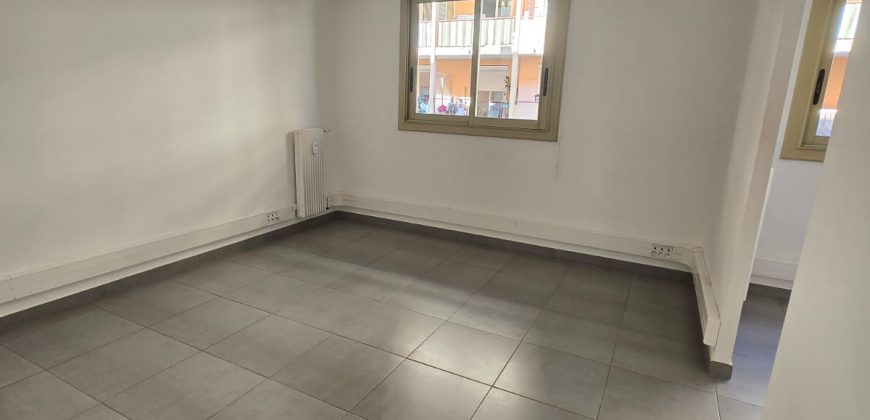 LER/LC – Golfe Juan, Spacieux appartement OU local commercial, 97.17m², vide, 1er étage, Traversant