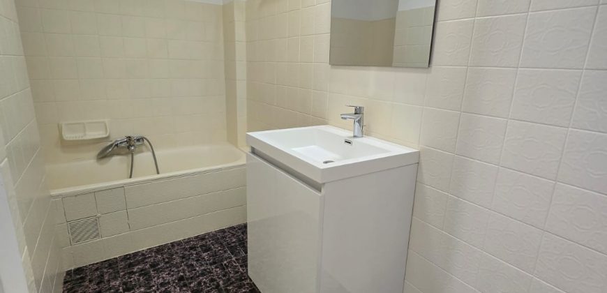 LER/LC – Golfe Juan, Spacieux appartement OU local commercial, 97.17m², vide, 1er étage, Traversant