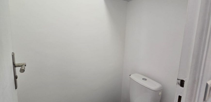 LER/LC – Golfe Juan, Spacieux appartement OU local commercial, 97.17m², vide, 1er étage, Traversant