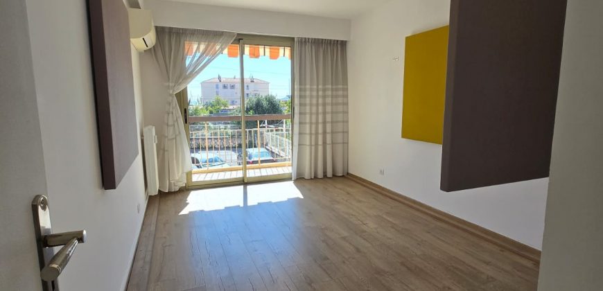 LER/LC – Golfe Juan, Spacieux appartement OU local commercial, 97.17m², vide, 1er étage, Traversant