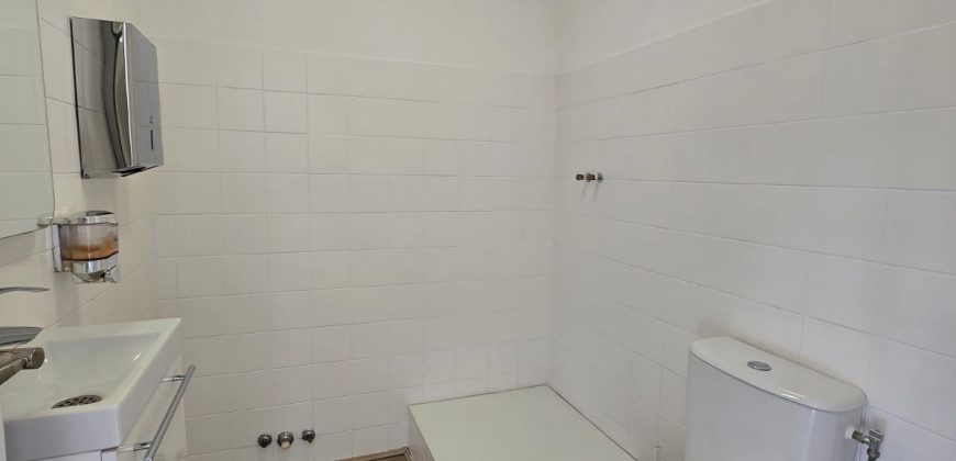 LER/LC – Golfe Juan, Spacieux appartement OU local commercial, 97.17m², vide, 1er étage, Traversant