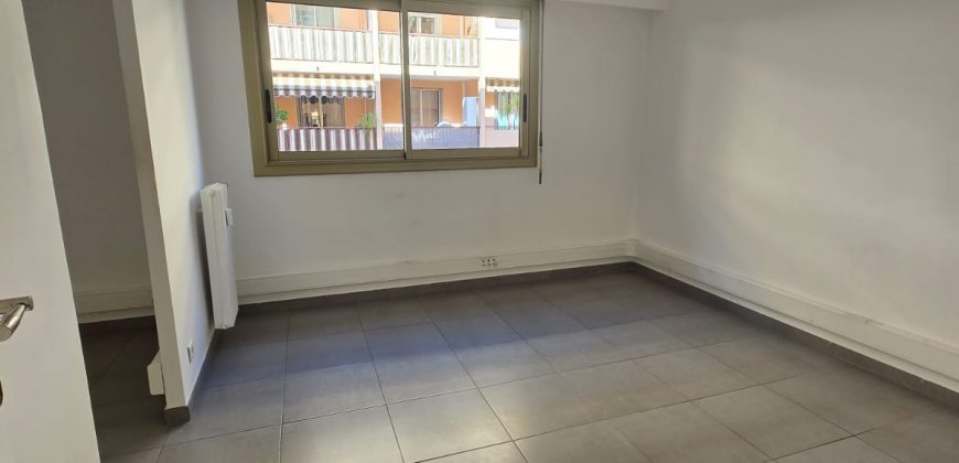 LER/LC – Golfe Juan, Spacieux appartement OU local commercial, 97.17m², vide, 1er étage, Traversant