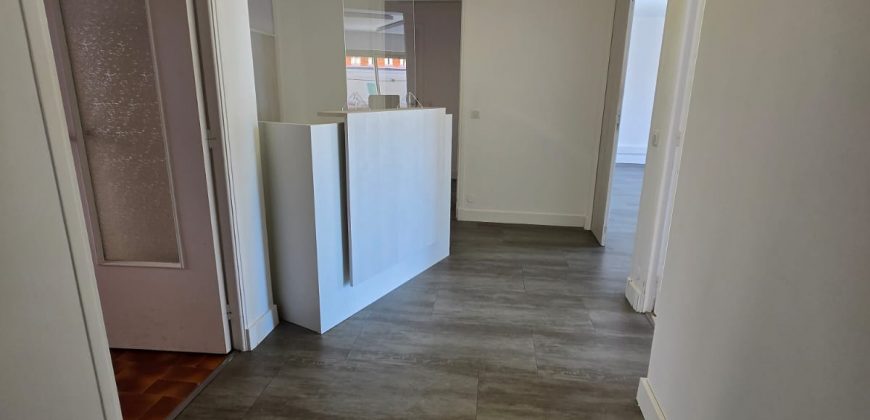 LER/LC – Golfe Juan, Spacieux appartement OU local commercial, 97.17m², vide, 1er étage, Traversant