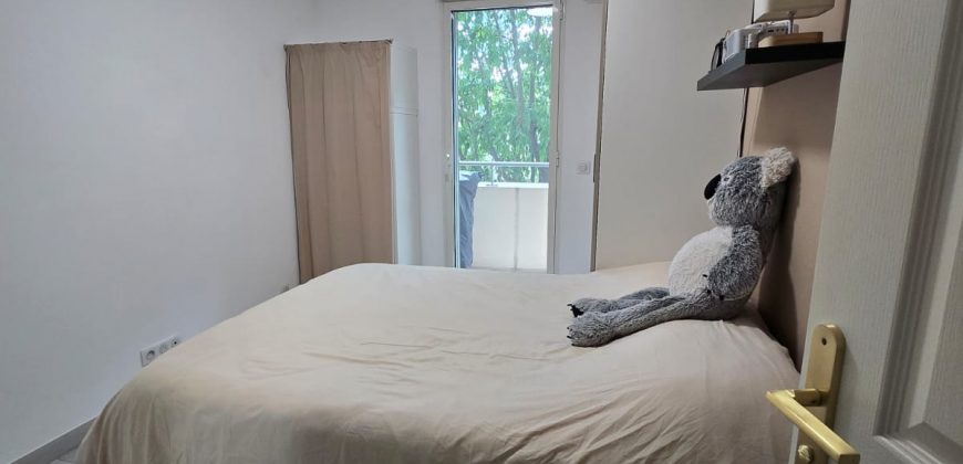 SCARCS/1 – Location étudiante à Vallauris, 2P meublé climatisé 36m² 1er ét. expo Ouest, avec PK en sous-sol