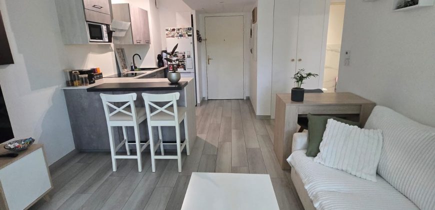 SCARCS/1 – Location étudiante à Vallauris, 2P meublé climatisé 36m² 1er ét. expo Ouest, avec PK en sous-sol