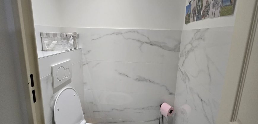 SCARCS/1 – Location étudiante à Vallauris, 2P meublé climatisé 36m² 1er ét. expo Ouest, avec PK en sous-sol