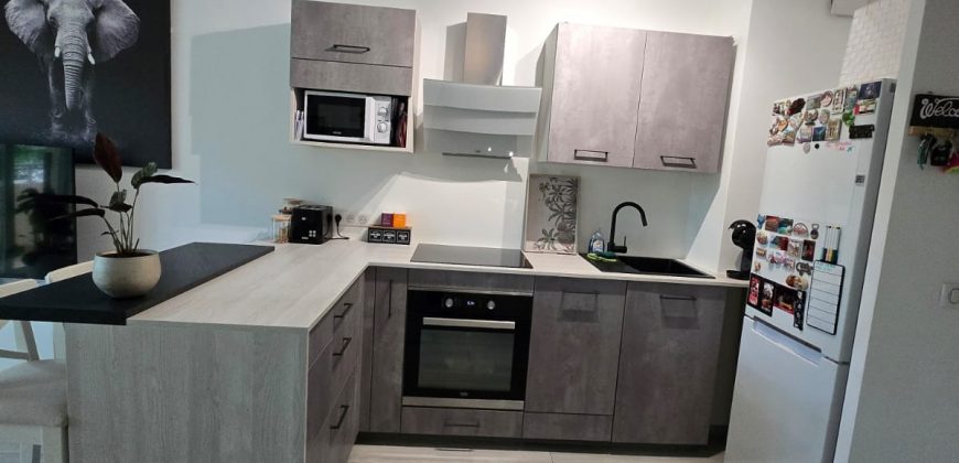 SCARCS/1 – Location étudiante à Vallauris, 2P meublé climatisé 36m² 1er ét. expo Ouest, avec PK en sous-sol