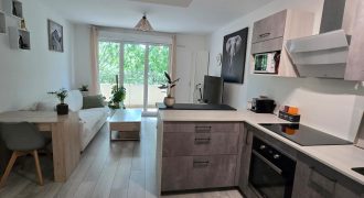 SCARCS/1 – Location étudiante à Vallauris, 2P meublé climatisé 36m² 1er ét. expo Ouest, avec PK en sous-sol