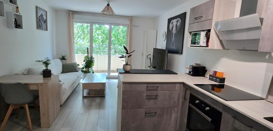 SCARCS/1 – Location étudiante à Vallauris, 2P meublé climatisé 36m² 1er ét. expo Ouest, avec PK en sous-sol