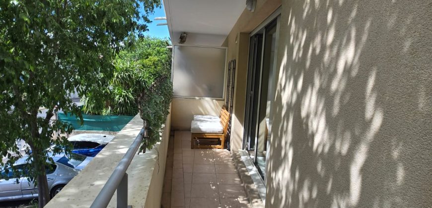 SCARCS/1 – Location étudiante à Vallauris, 2P meublé climatisé 36m² 1er ét. expo Ouest, avec PK en sous-sol