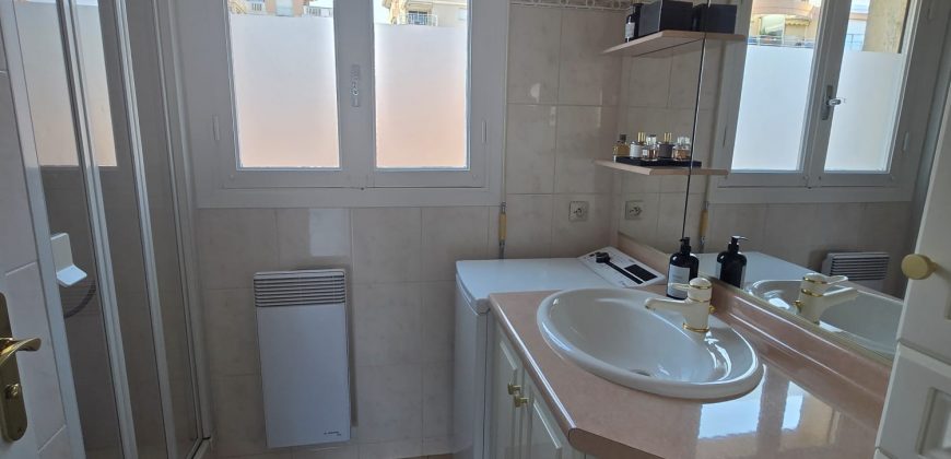 A Vendre, Front de Mer, Spacieux 2P 51.67m² très bon état, Traversant, 2ème ét. Ascenseur, garage 20.73m² de plain pied