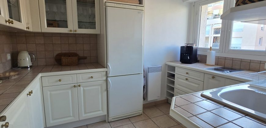 A Vendre, Front de Mer, Spacieux 2P 51.67m² très bon état, Traversant, 2ème ét. Ascenseur, garage 20.73m² de plain pied