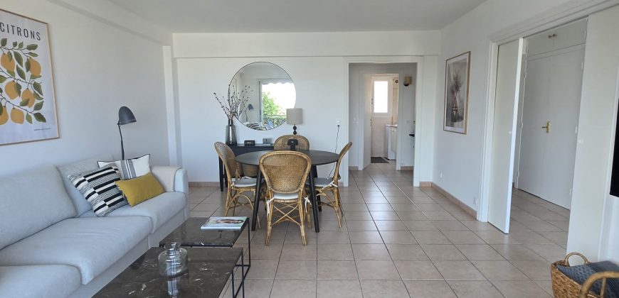 A Vendre, Front de Mer, Spacieux 2P 51.67m² très bon état, Traversant, 2ème ét. Ascenseur, garage 20.73m² de plain pied