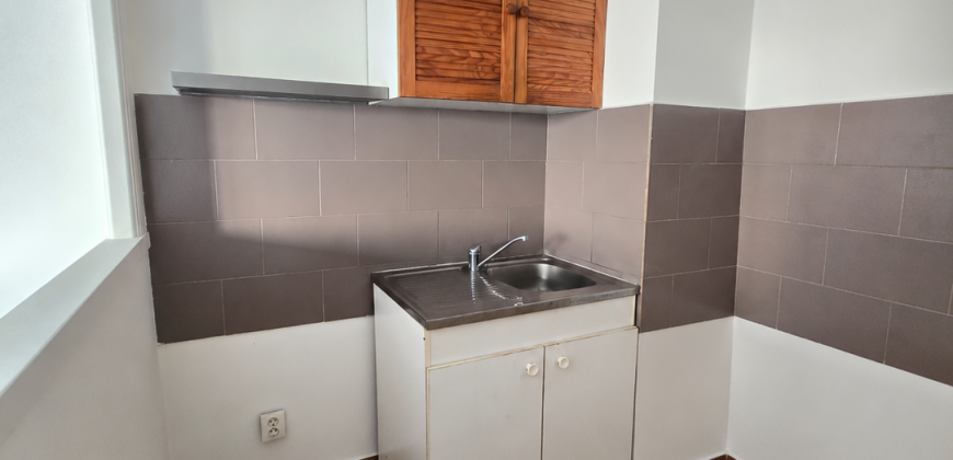 CHIL/1 – Vallauris, Charmant studio vide repeint 26.83m² 1er ét. Expo Est, Cave + Parking