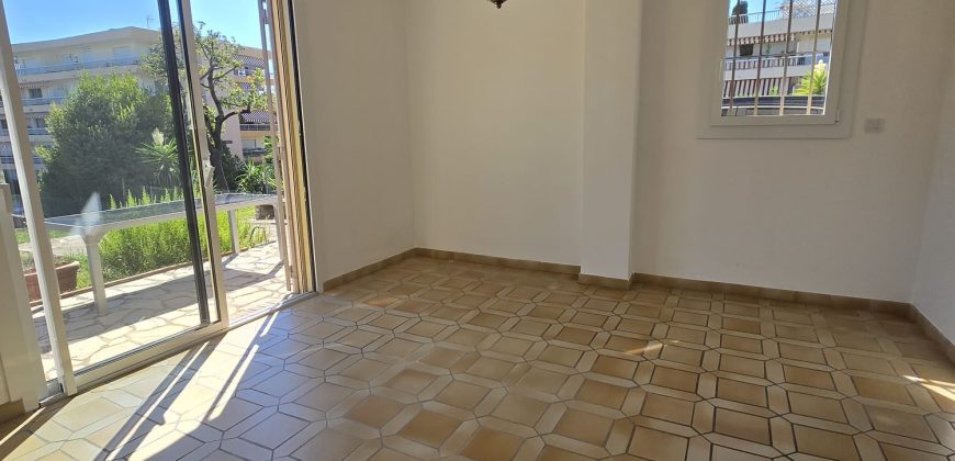 LAND/1 – Antibes secteur Fontmerle, 3P Duplex Vide 98.07²m climatisé rénové, RDJ Expo Sud, 2 PK