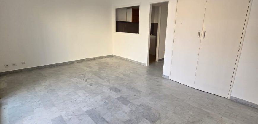 CHIL/1 – Vallauris, Charmant studio vide repeint 26.83m² 1er ét. Expo Est, Cave + Parking