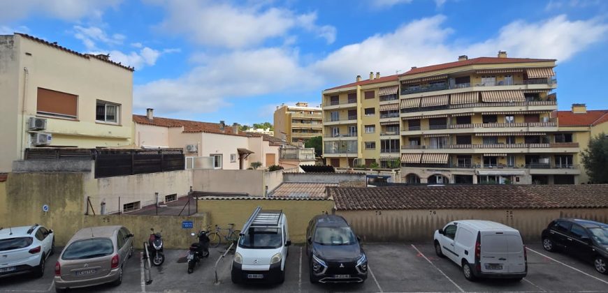 CHIL/1 – Vallauris, Charmant studio vide repeint 26.83m² 1er ét. Expo Est, Cave + Parking